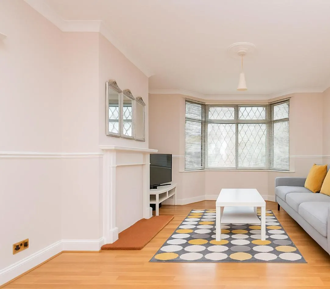 Beautiful Bright Three Bedroom House In Brighton And Hove With Free Parking